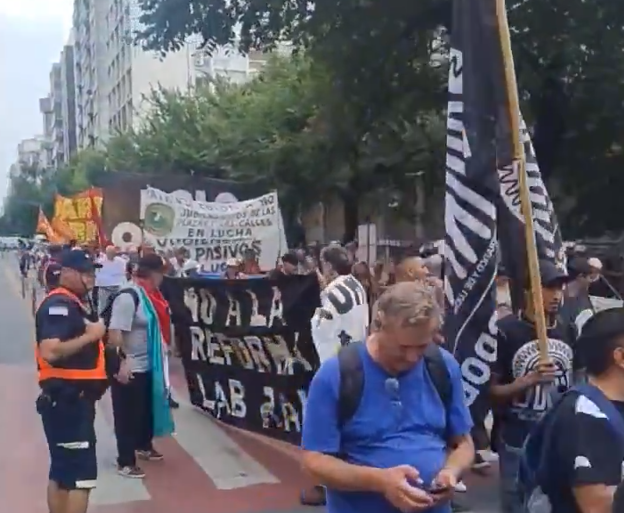 Sindicato del neumático se movilizan hacia la Secretaria de Trabajo por despidos | Córdoba