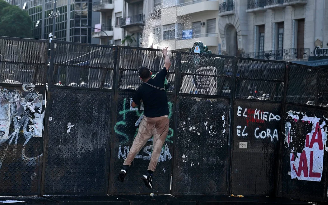 Incidentes en el Congreso: la Policía dispersó a manifestantes con camiones hidrantes | Política y economía