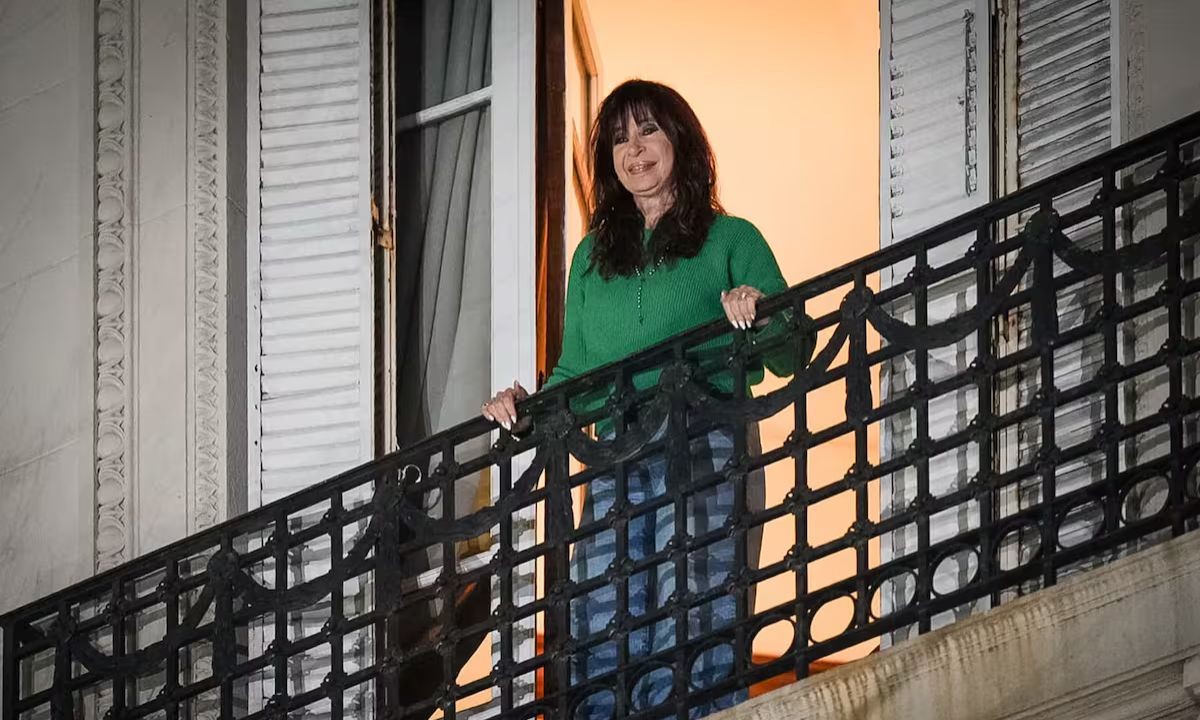 Cristina Kirchner podrá salir dos horas diarias al balcón de San José 1111 | Actualidad