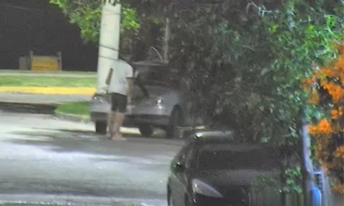 B° Maldonado: detuvieron a dos hombres que empujaban un auto robado | Córdoba