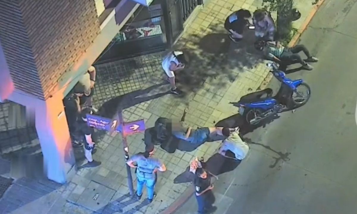 Dos motociclistas resultaron heridos tras chocar contra un taxi en barrio Alberdi | Córdoba