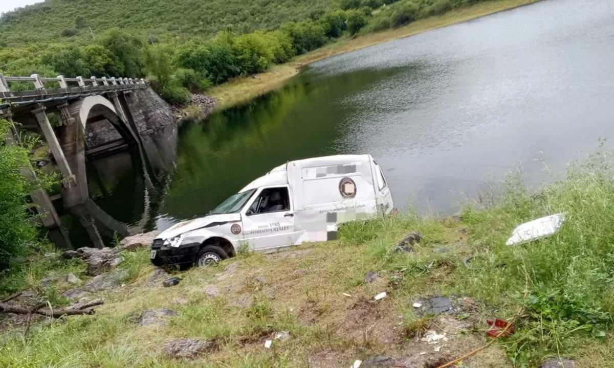 Dramático rescate en Villa del Dique: una camioneta cayó desde el Puente Las Vacas | Córdoba