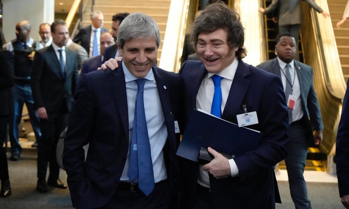 El Riesgo País rompe la barrera de los 500 puntos y toca su nivel más bajo | Política y economía