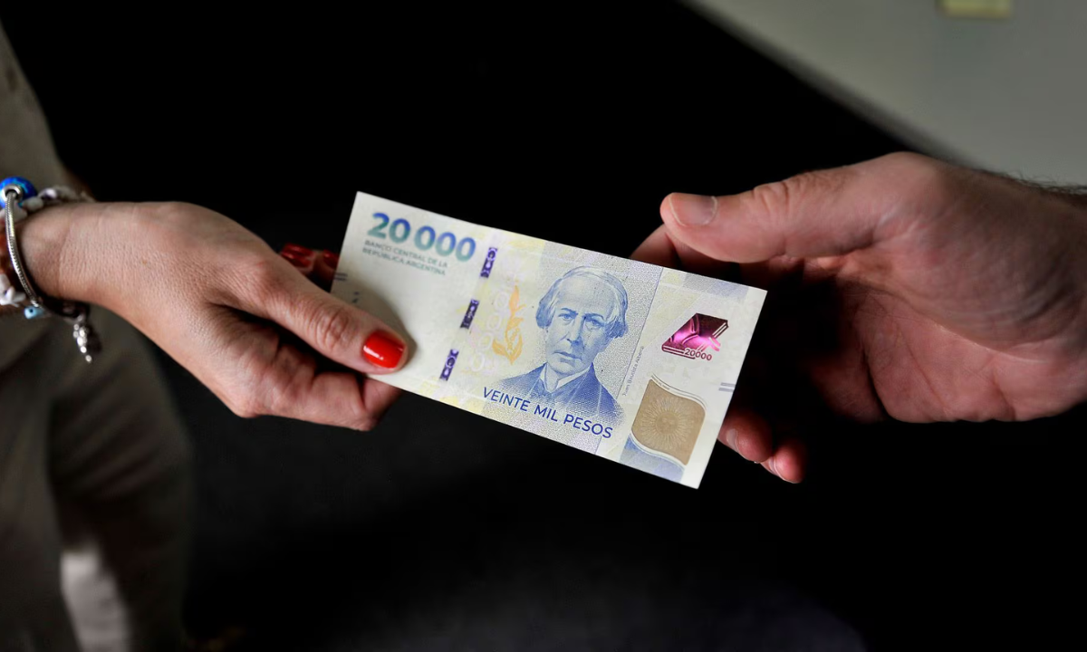 El billete de $20.000 cumple un año y perdió 30% de su poder de compra | Política y economía