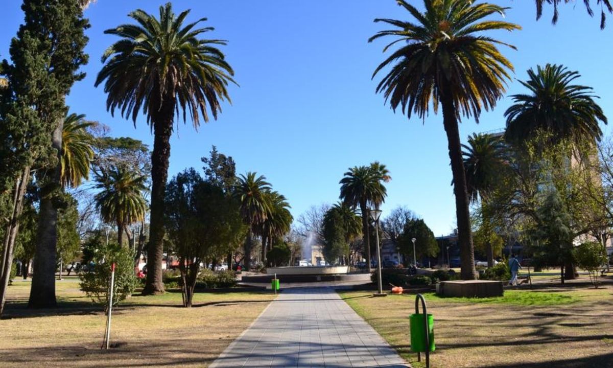 Escándalo en pleno centro de Jesús María: detenidos por actos sexuales en la plaza | Córdoba