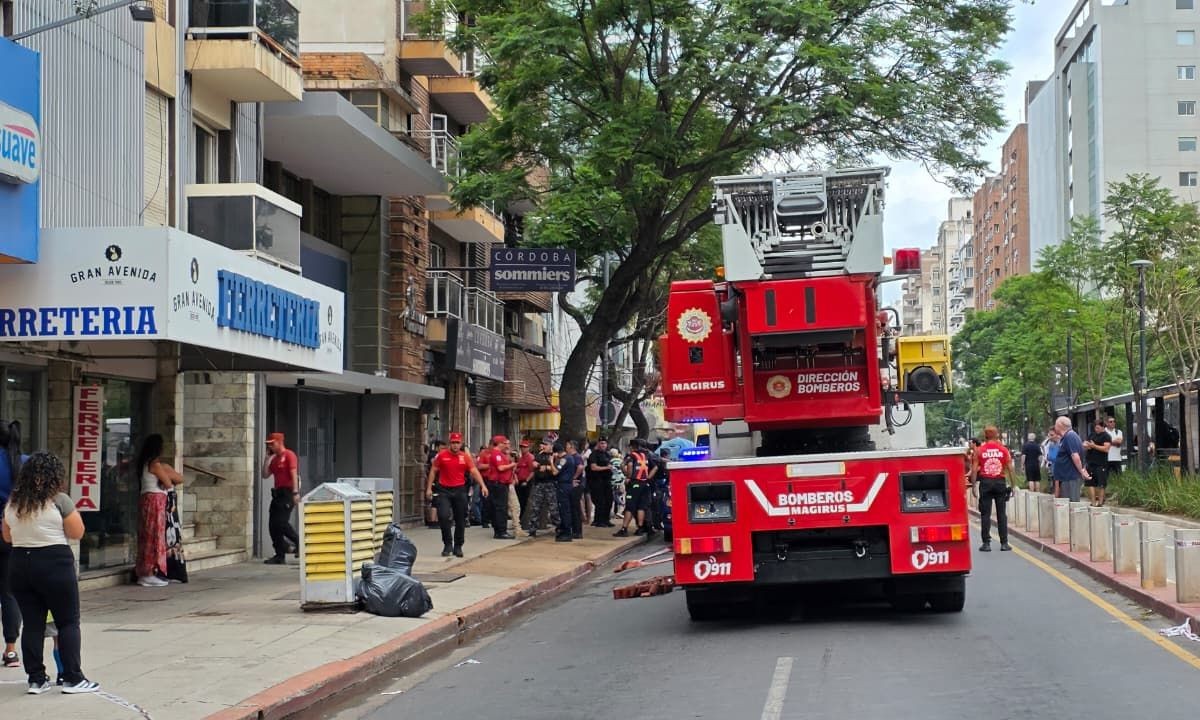 Fuego en un edificio del centro: bomberos trabajan en un sexto piso de Olmos y Maipú | Córdoba