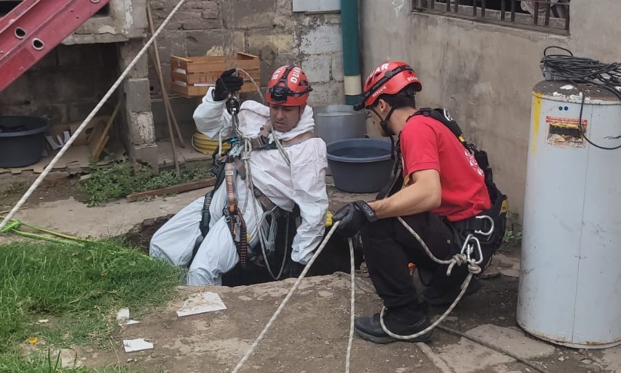 Rescataron a una mujer de 28 años que cayó a un pozo negro de seis metros de profundidad | Córdoba