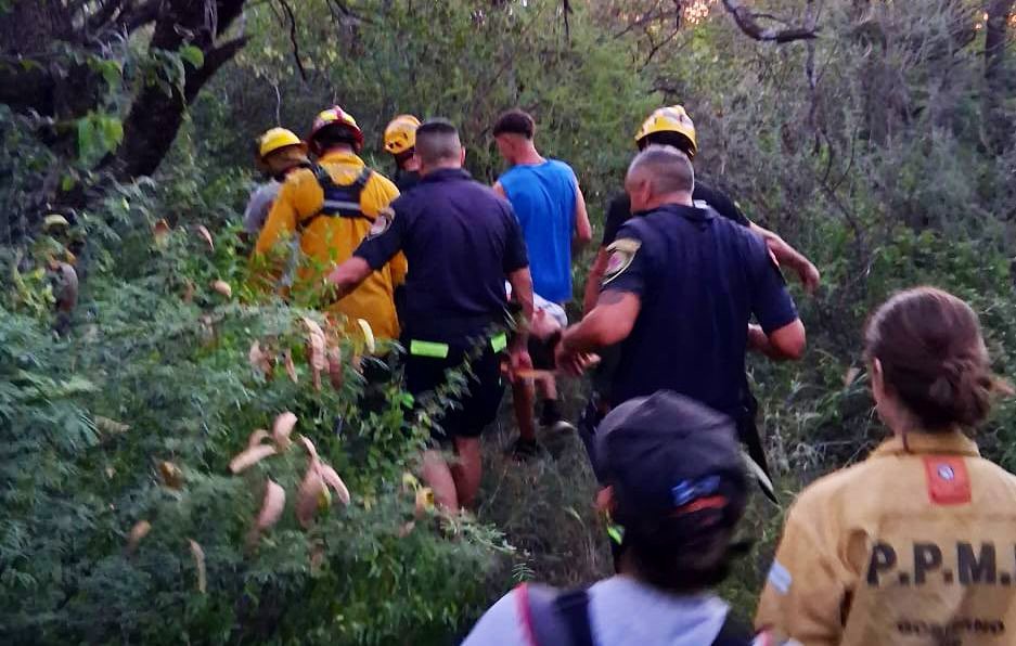 Rescataron a un joven tras un accidente en cuatriciclo en una zona de difícil acceso | Córdoba