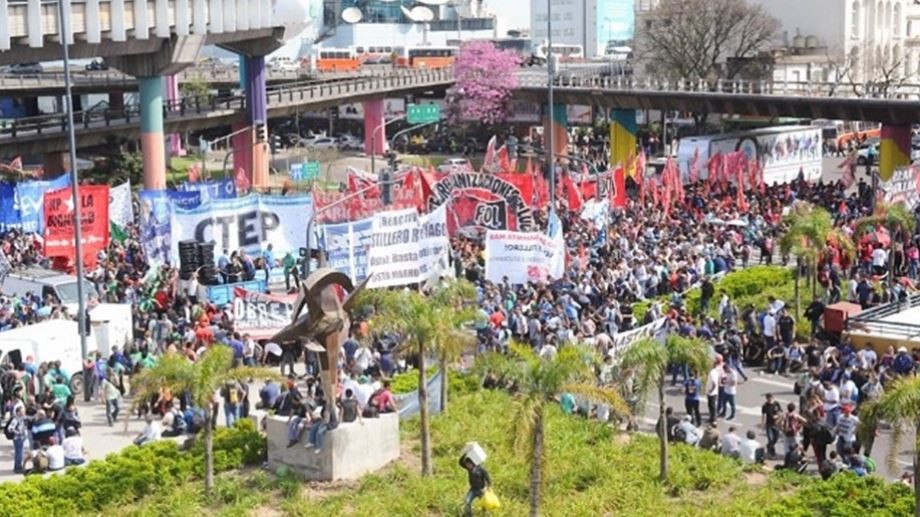 Las centrales sindicales combativas realizan un acto en la Plaza de Mayo | Telefe Noticias