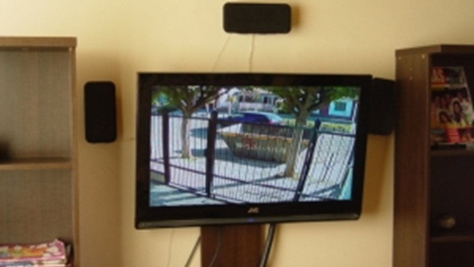 Descubrió en cámaras de seguridad de su casa que el vecino ayudó a los ladrones | Telefe Noticias