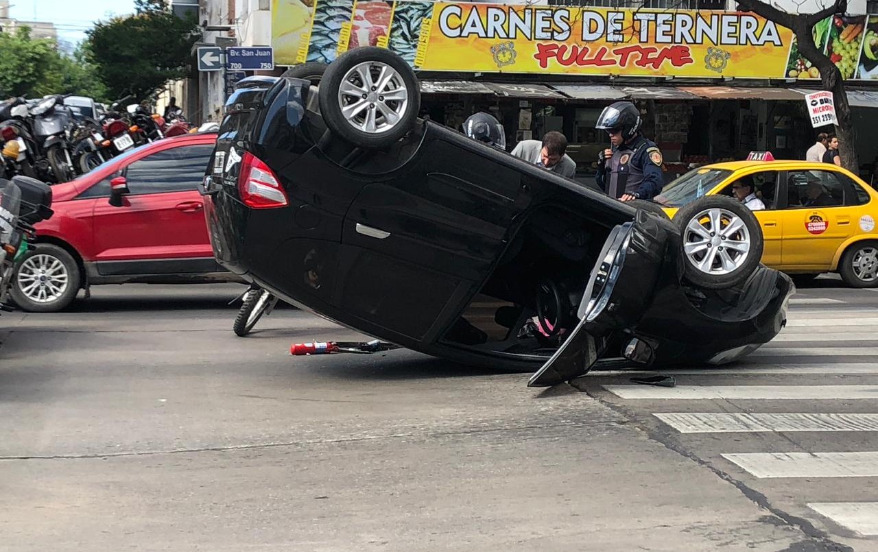 Espectacular vuelco en Corro y Bv San Juan | Actualidad