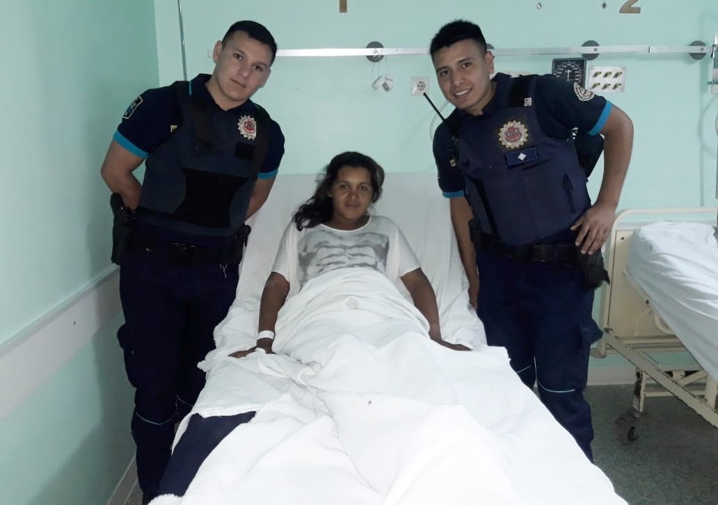 Con la ayuda de dos policías, una joven dio a luz en un patrullero | Actualidad