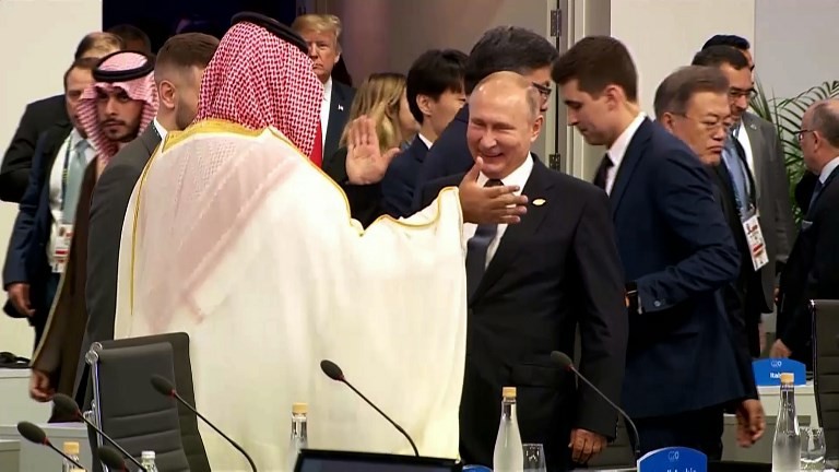 El caluroso saludo de Putin con el príncipe saudita | Telefe Noticias