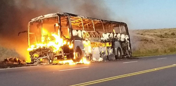 Altas Cumbres: las llamas devoraron a un colectivo de pasajeros | Telefe Noticias