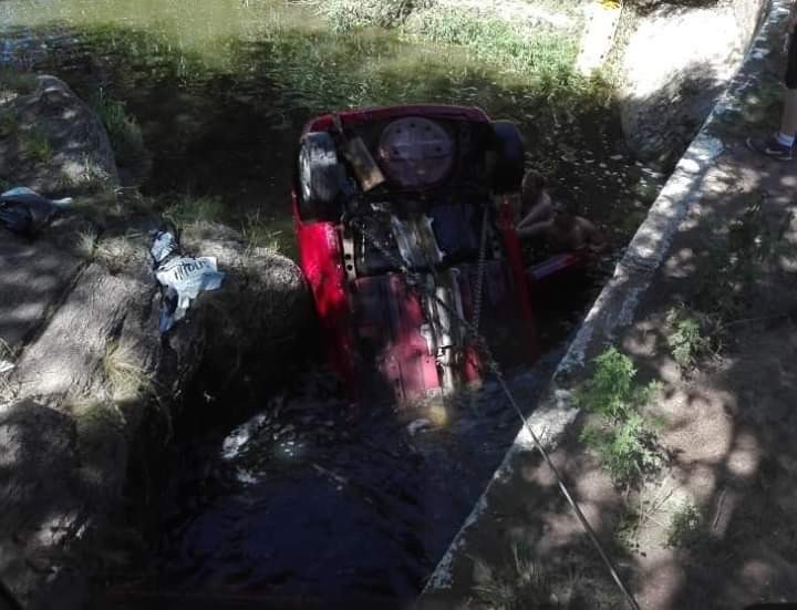 Rescataron el cuerpo de una mujer que murió al caer con su auto en un arroyo | Actualidad