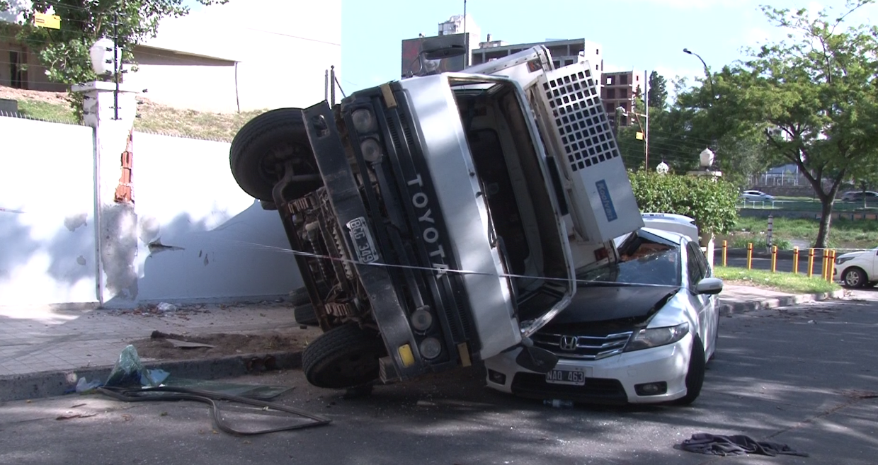 Un camión aplastó a un auto en Costanera y Chaco | Córdoba