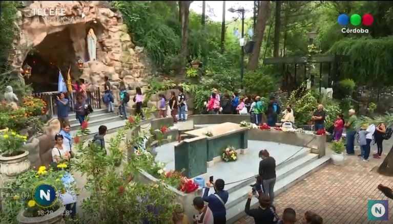 Una multitud en la peregrinación por la virgen de Lourdes | Córdoba