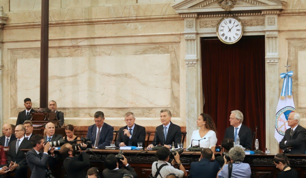 "Cómo puede ser que hayamos condecorado a Maduro": énfasis del Presidente en las relaciones internacionales | Política y economía