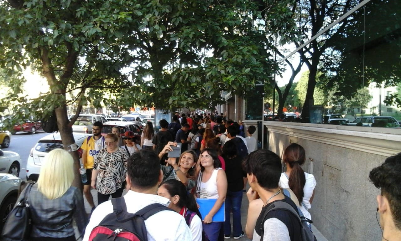 Largas filas para tramitar el boleto educativo | Córdoba