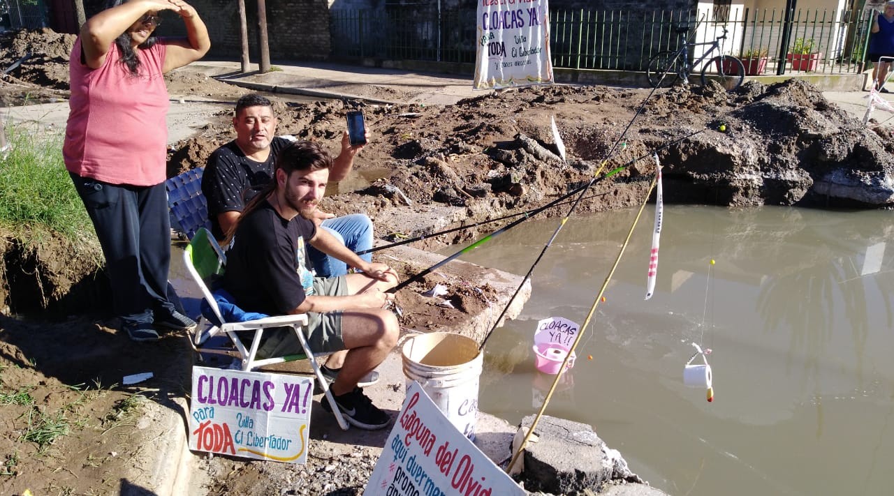"Pescando" en aguas servidas, Villa el Libertador protesta por los hundimientos | Córdoba