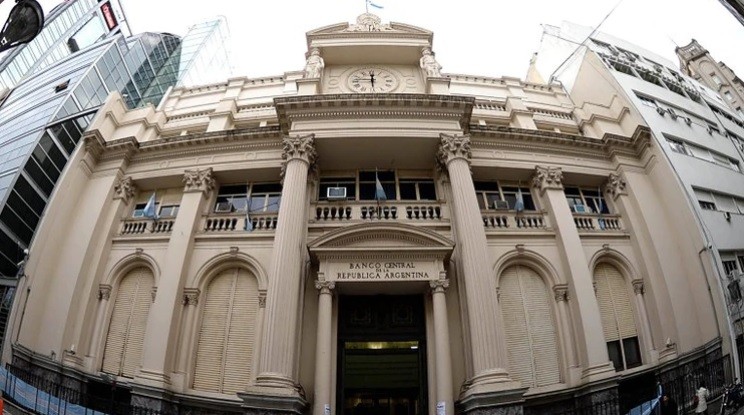 "Medidas bien calibradas": el FMI apoyó la eliminación de la "zona de no intervención" cambiaria | Economía