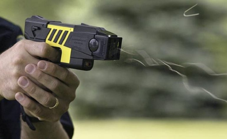 Así funcionan las pistolas Taser que ya pueden usar las fuerzas de seguridad | Actualidad