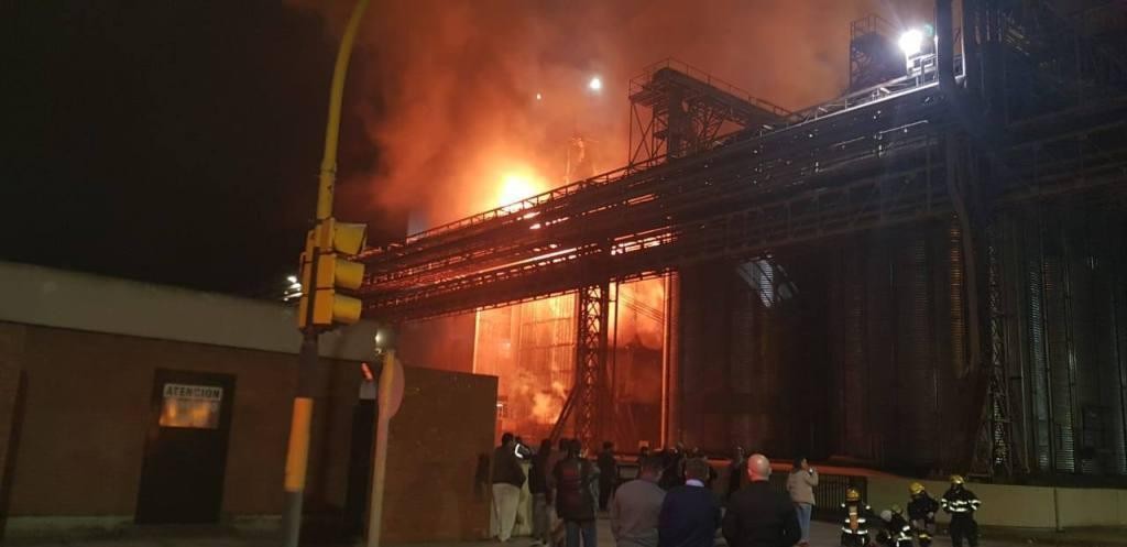 Bomberos controlaron incendio en la Aceitera General Deheza | Actualidad