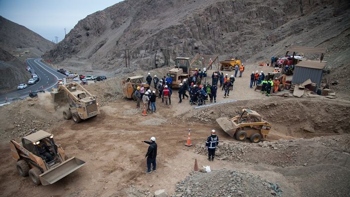 Rescataron a uno de los obreros atrapado en una mina en Chile | Internacionales