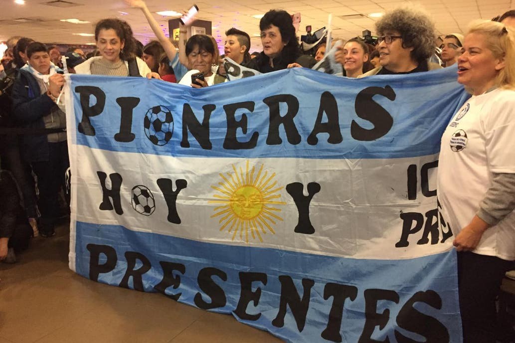 Mundial Femenino: una multitud recibió a las chicas de la Selección en Ezeiza | Deportes