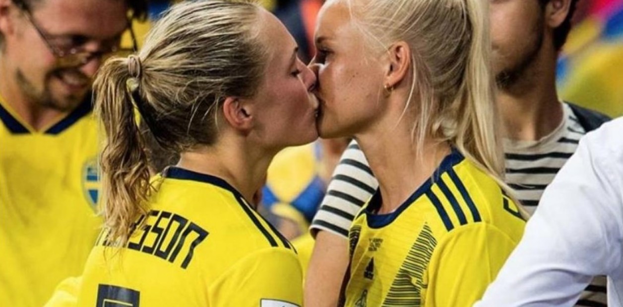 Jugadora sueca celebró un gol con un besazo | Deportes
