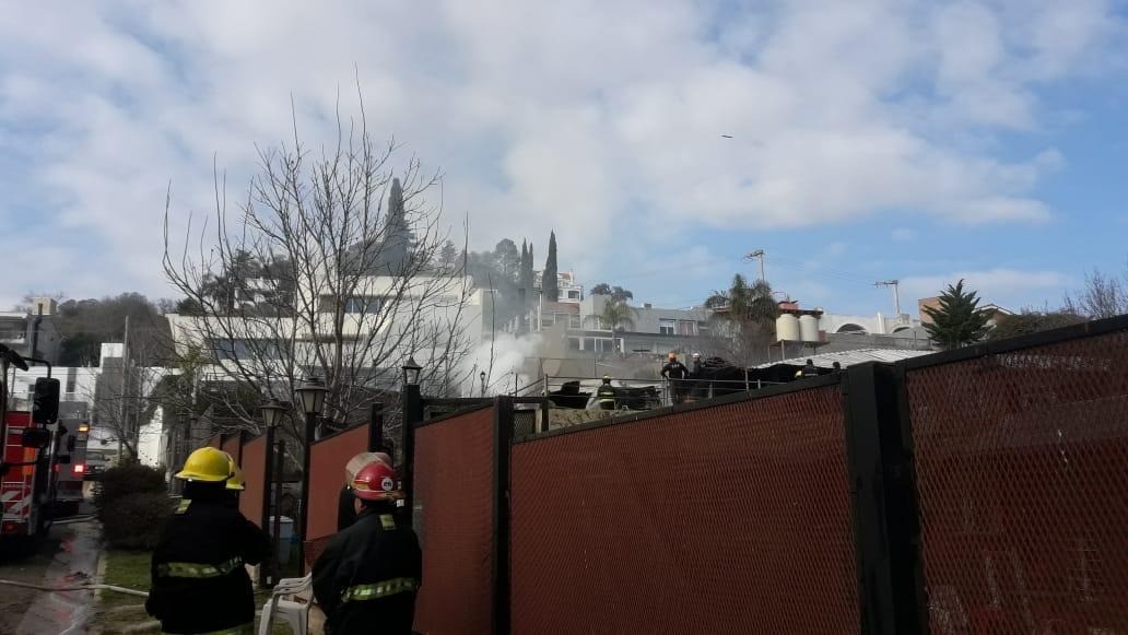 Dos policías heridos tras voraz incendio de una casa en Carlos Paz | Córdoba
