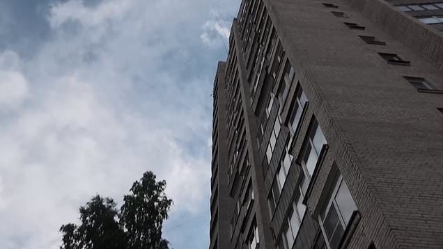 Una pareja cayó desde un noveno piso mientras tenían sexo: la mujer murió y el hombre sobrevivió | Internacionales