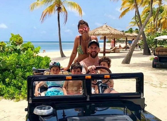 Lionel Messi sigue de vacaciones: relax y cervecita en la playa | Espectáculos