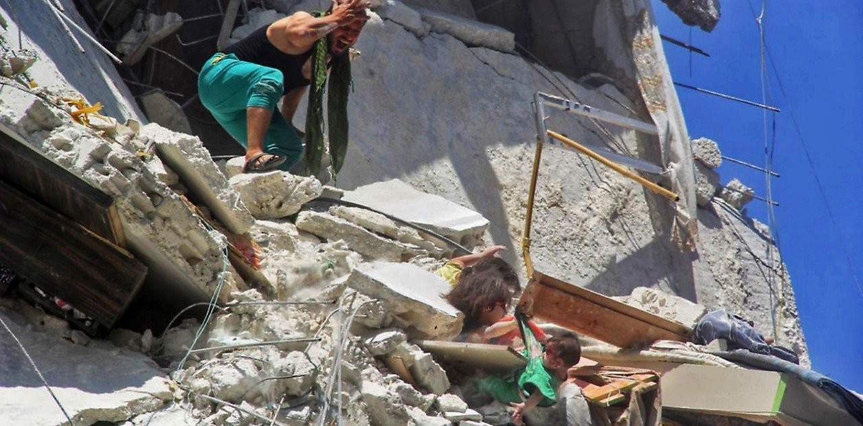 La desgarradora foto de tres nenas entre los escombros tras un bombardeo en Siria | Internacionales