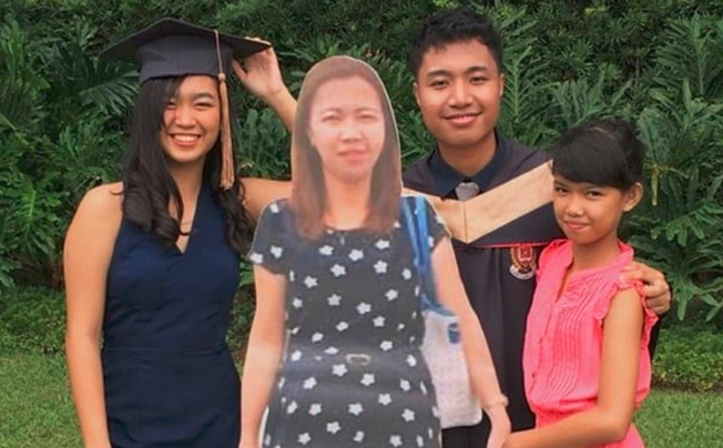 El joven que llevó una figura en tamaño real de su madre muerta a su graduación | Redes