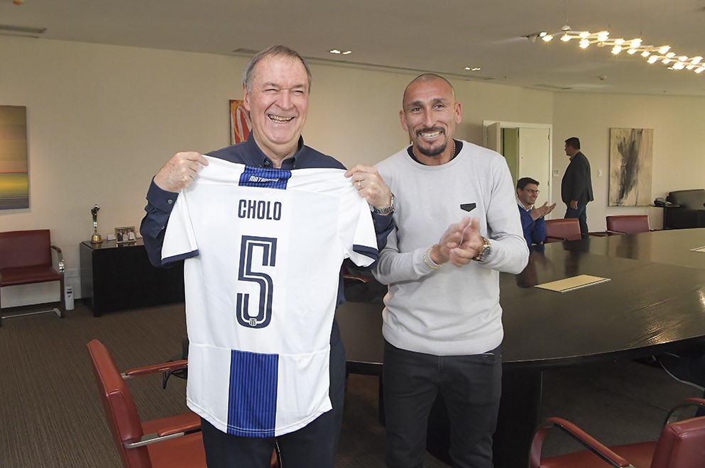 El Gobernador recibió al "Cholo" Guiñazú que fue a invitarlo a su partido despedida | Deportes
