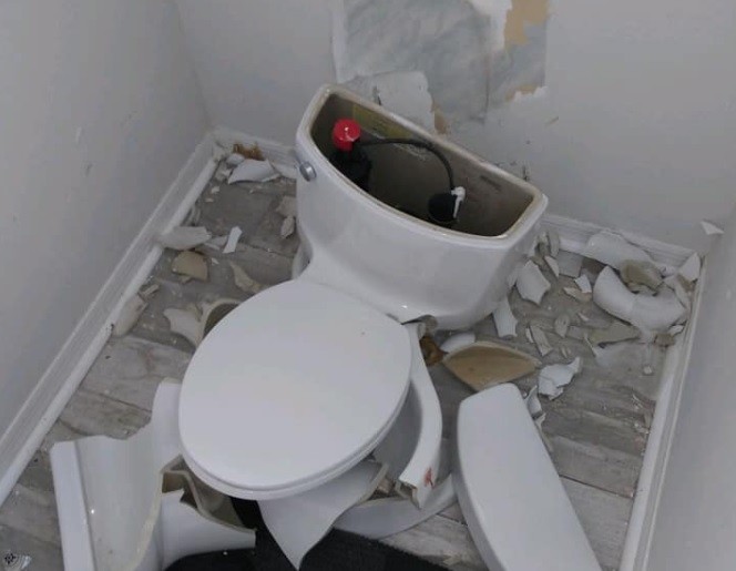 Cayó un rayo en su casa y le explotó el inodoro | Actualidad