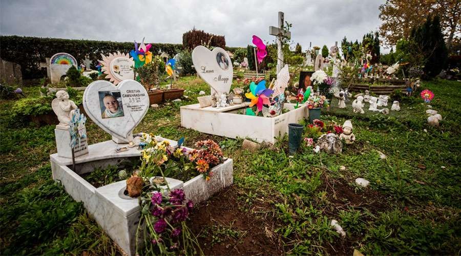 Chile promulga ley que permite sepultar con nombre a bebés muertos antes de nacer | Internacionales