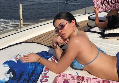 Video: la arriesgada zambullida de Kyle Jenner para festejar su cumpleaños | Espectáculos