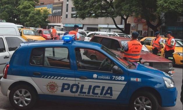 Buscan a un detenido por estafa que curiosamente fugó esposado en barrio Matienzo | Córdoba