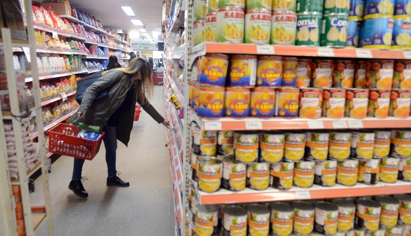 Sancionarán a los comercios que no trasladen la baja del IVA a productos básicos | Economía