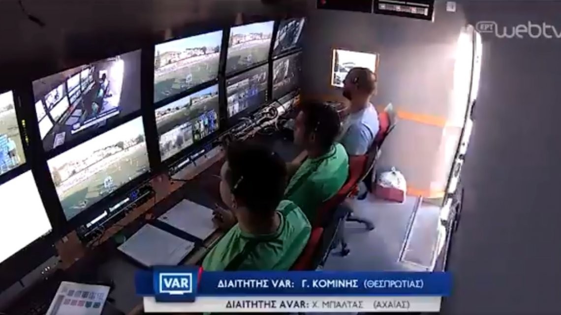 La insólita imagen de los jueces del VAR pidiendo delivery en un partido de Grecia | Deportes
