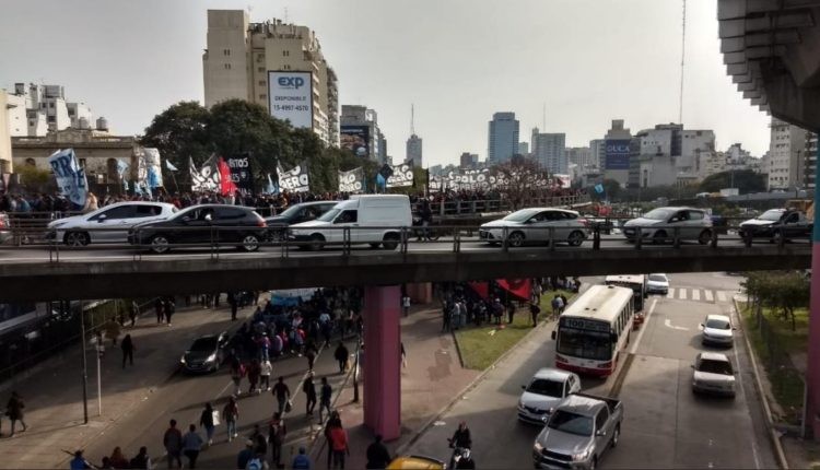 Un manifestante cayó desde la Autopista 25 de Mayo durante la protesta | Actualidad