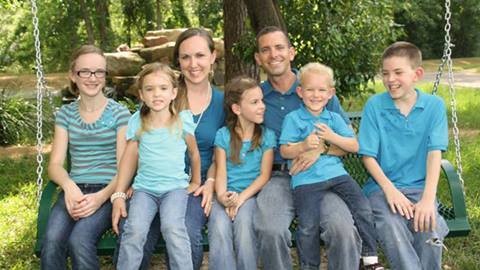 Se tiró al suelo, fingió su muerte y vio como su tío asesinaba a toda su familia | Internacionales