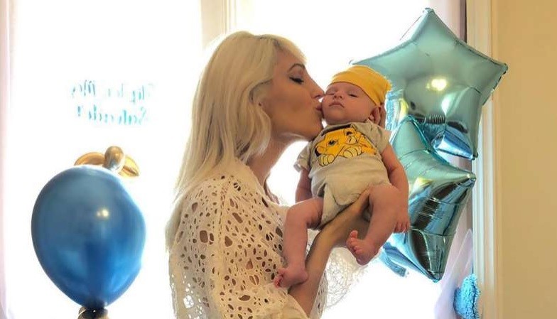 Vicky Xipolitakis se desnuda con su hijo en una polémica producción de fotos | Espectáculos