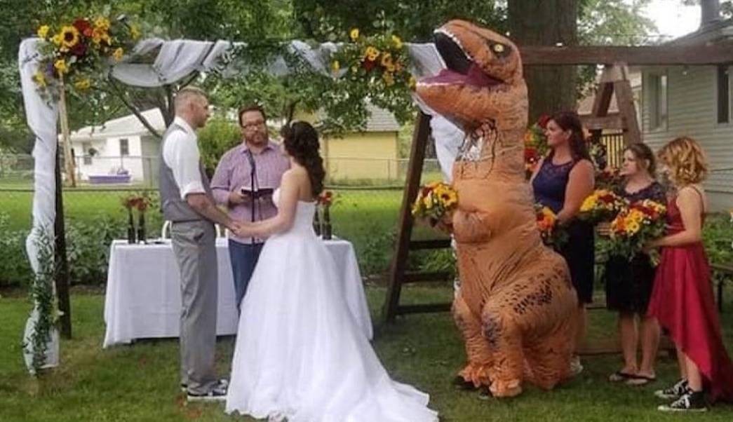 La novia le dijo "ponete lo que quieras" a su hermana: fue disfrazada de dinosaurio al casamiento | Curiosidades