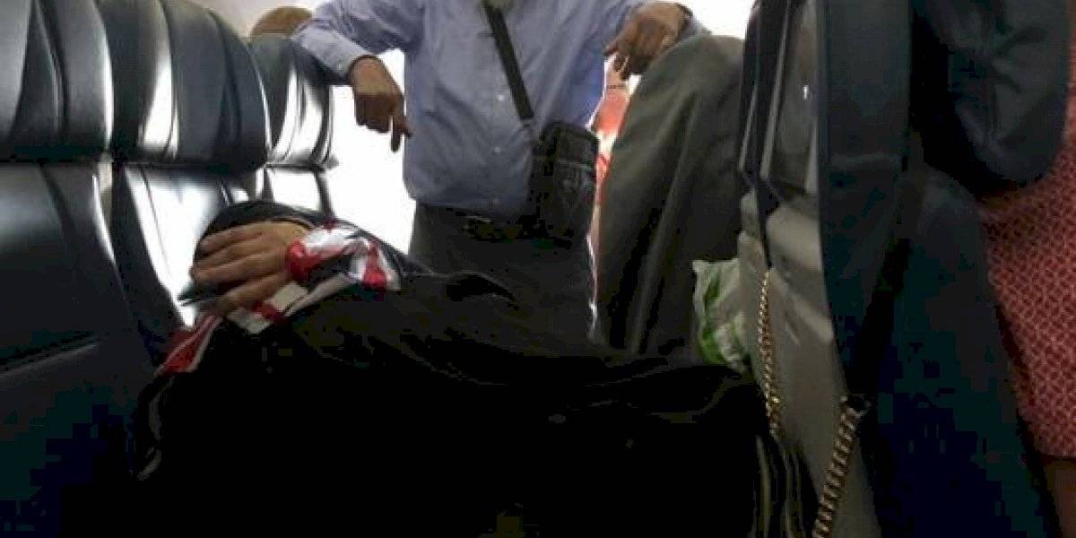 ¿Es amor o no?: el hombre que pasó seis horas parado para que su esposa pudiera dormir en el avión | Curiosidades