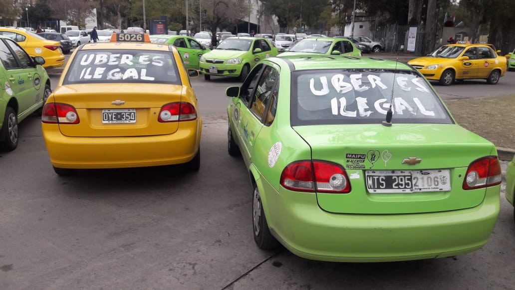 Taxistas y remiseros levantaron el paro después de un día agitado | Córdoba