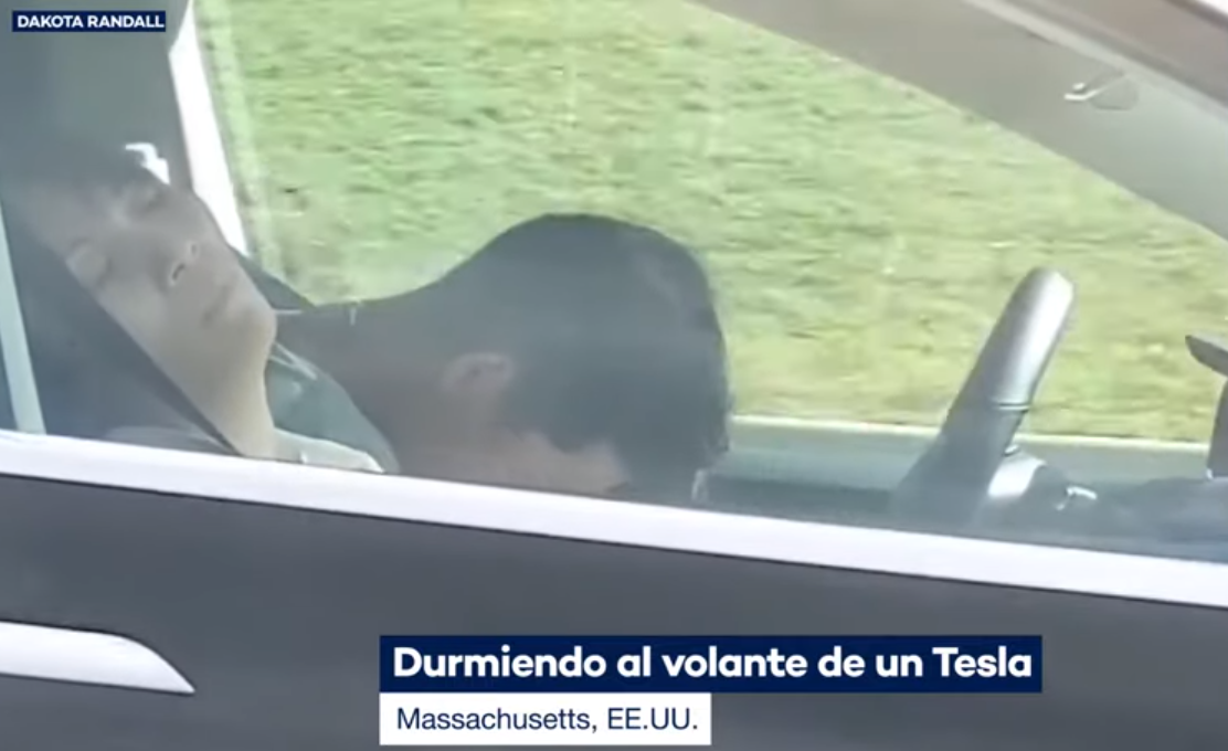 VIDEO VIRAL:  El conductor de un Tesla viaja dormido al volante | Curiosidades