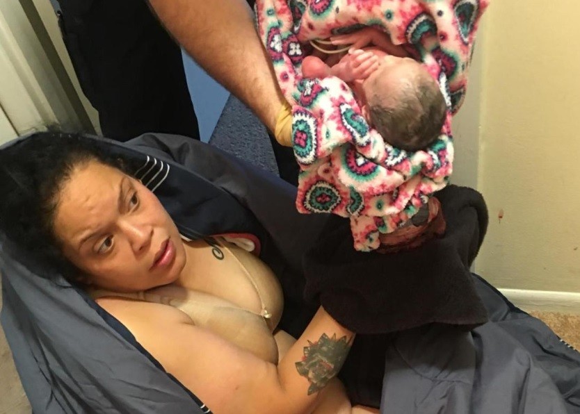 Fue al baño con dolor de estómago y salió con una bebita en brazos | Internacionales